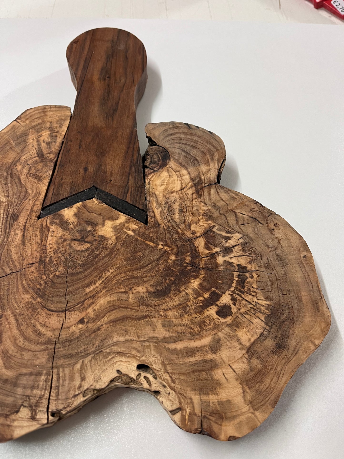 Tagliere in legno a forma di chitarra