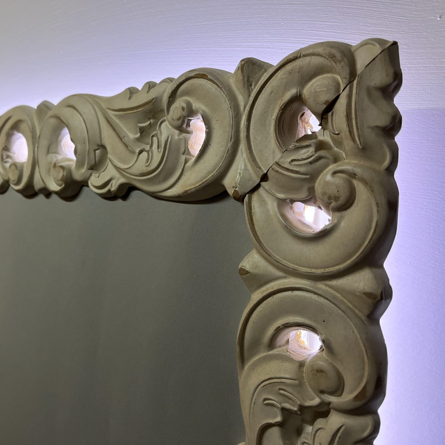 FIRENZE - Specchio con cornice bianca retroilluminata